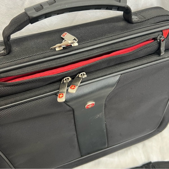 SwissGear black laptop bag with adjustable strap. - Picture 6 of 9